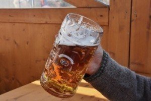 Eine der wenigen Situationen in denen isoliertes einarmiges Heben im Leben sinnvoll und Ganzkörper-Training unnötig ist.