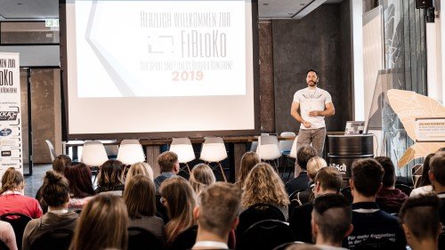 Jahn von FItvolution auf der Bühne bei der FiBloKo 2019